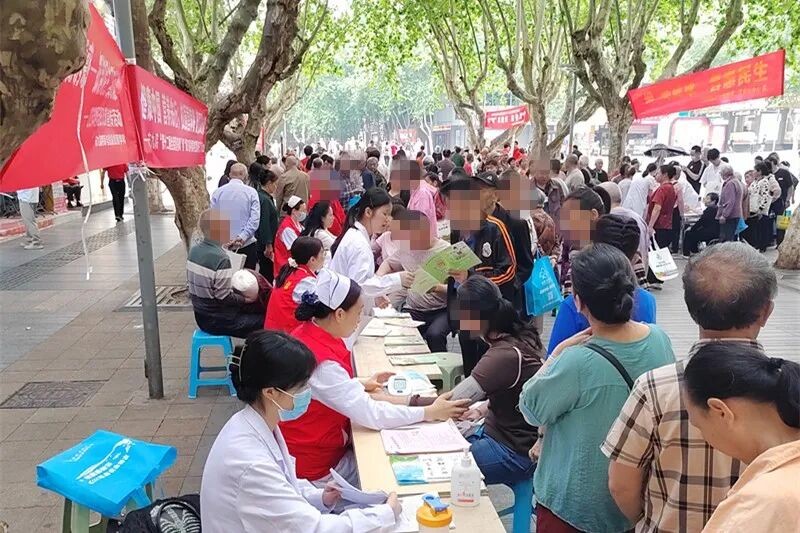 【支部风采】守护健康呼吸 | 重医附属北碚医院呼吸与危重症医学科党支部开展第39个“世界无烟日”义诊主题活动